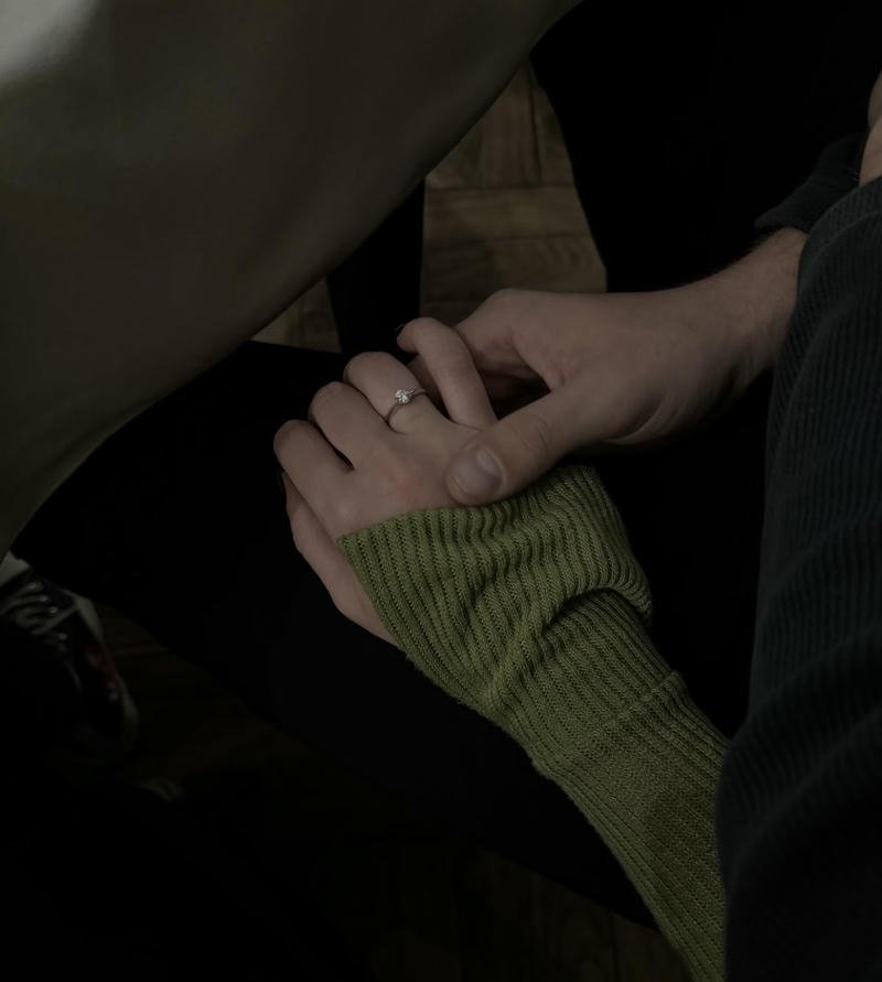 Couple love hand pose Insta DP