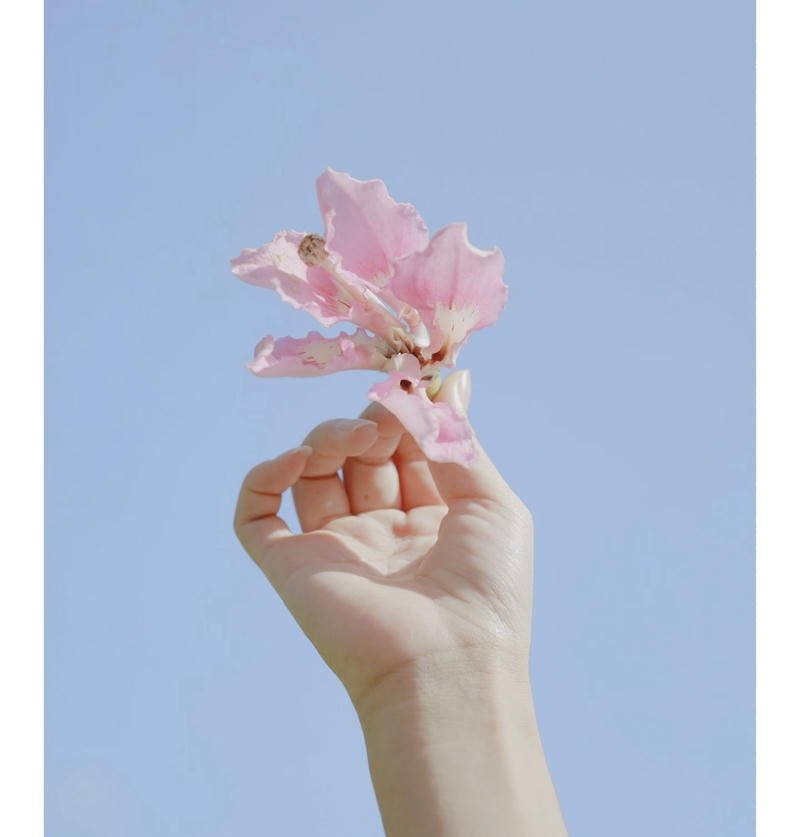 Cute pink nails hand DP idea