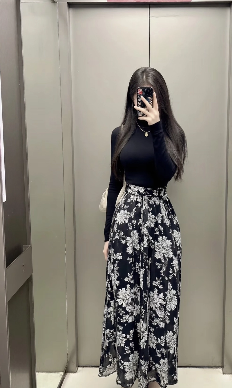 Mirror Selfie Girls Dp