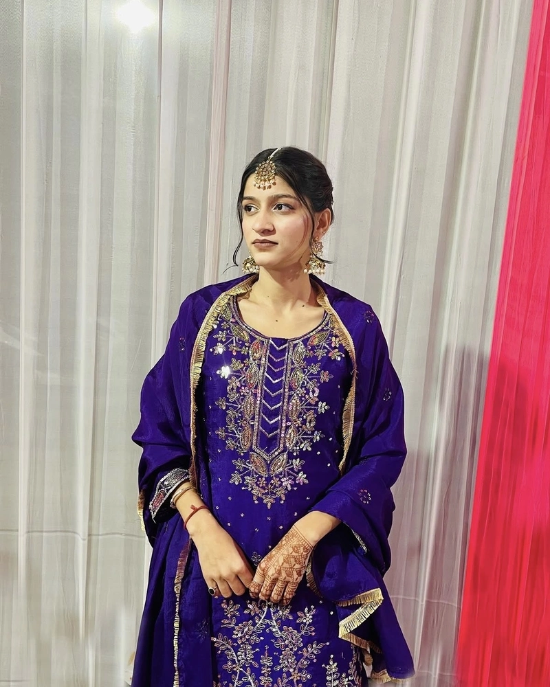 Punjabi girls dp showing graceful expression cozy background vibes