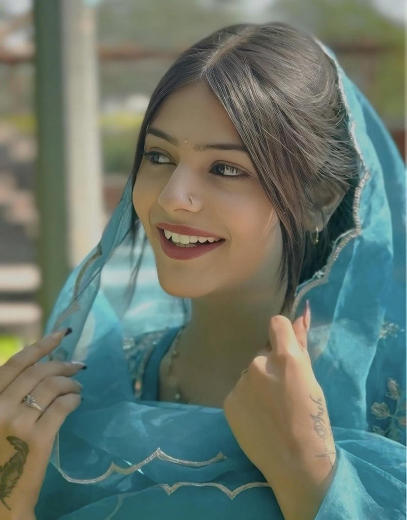 Stylish DP Punjabi girls cute fashion look