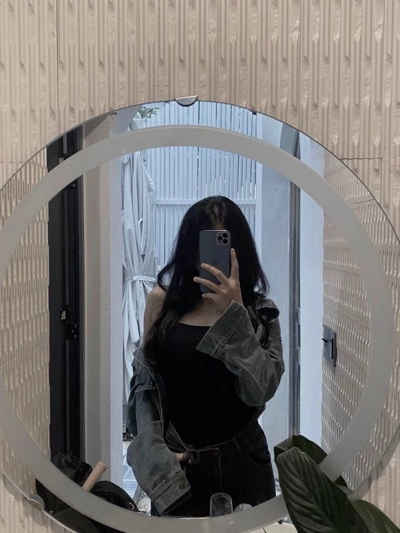 black mirror selfie dp