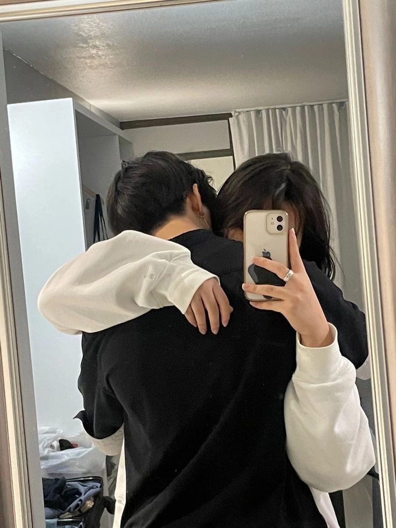 couple mirror selfie dp