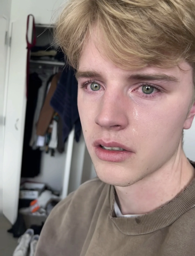 cute crying eyes dp