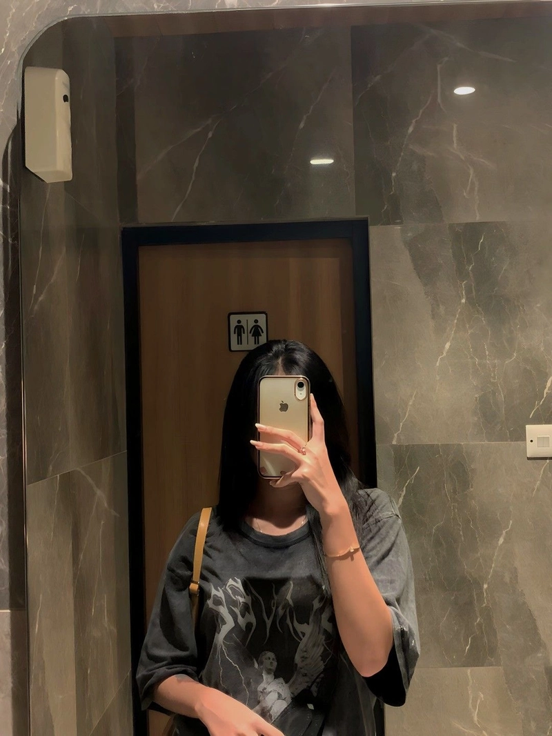 dp mirror selfie