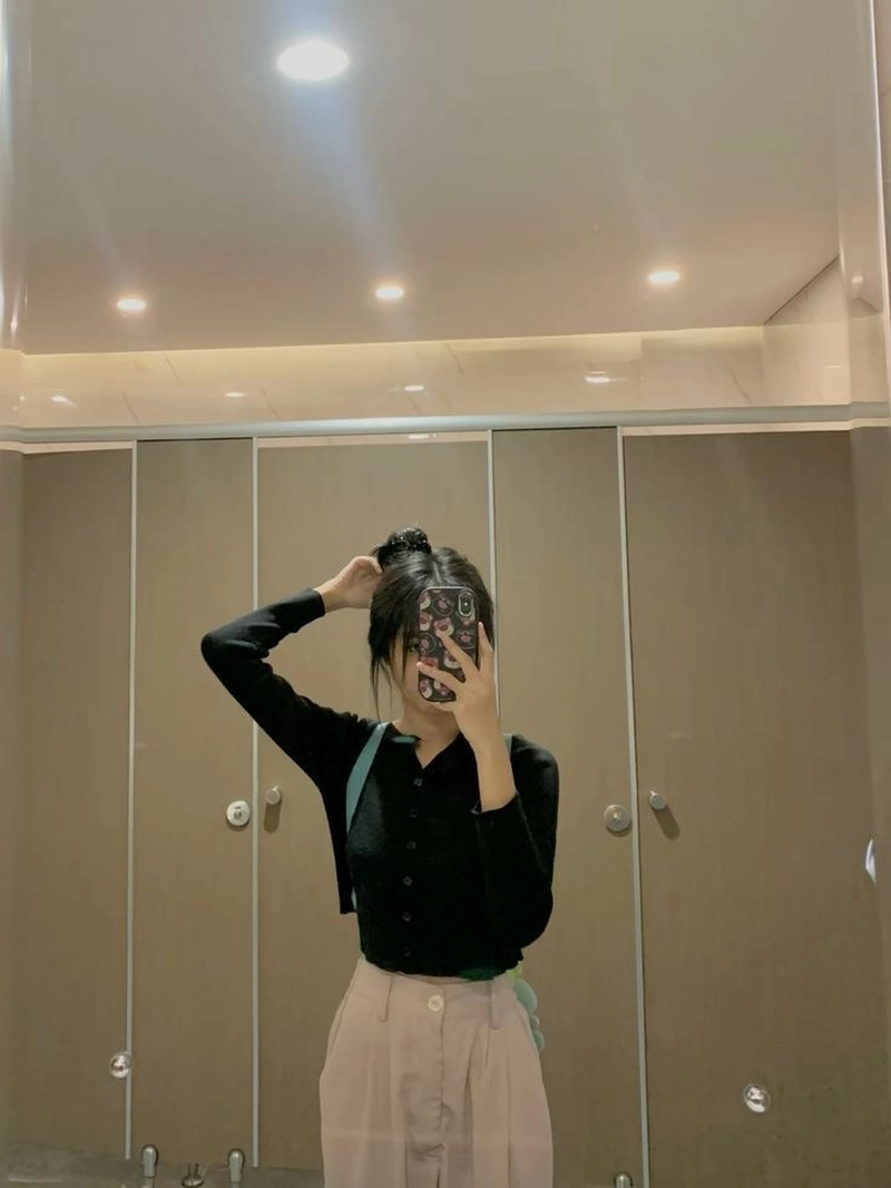hijab mirror selfie dp
