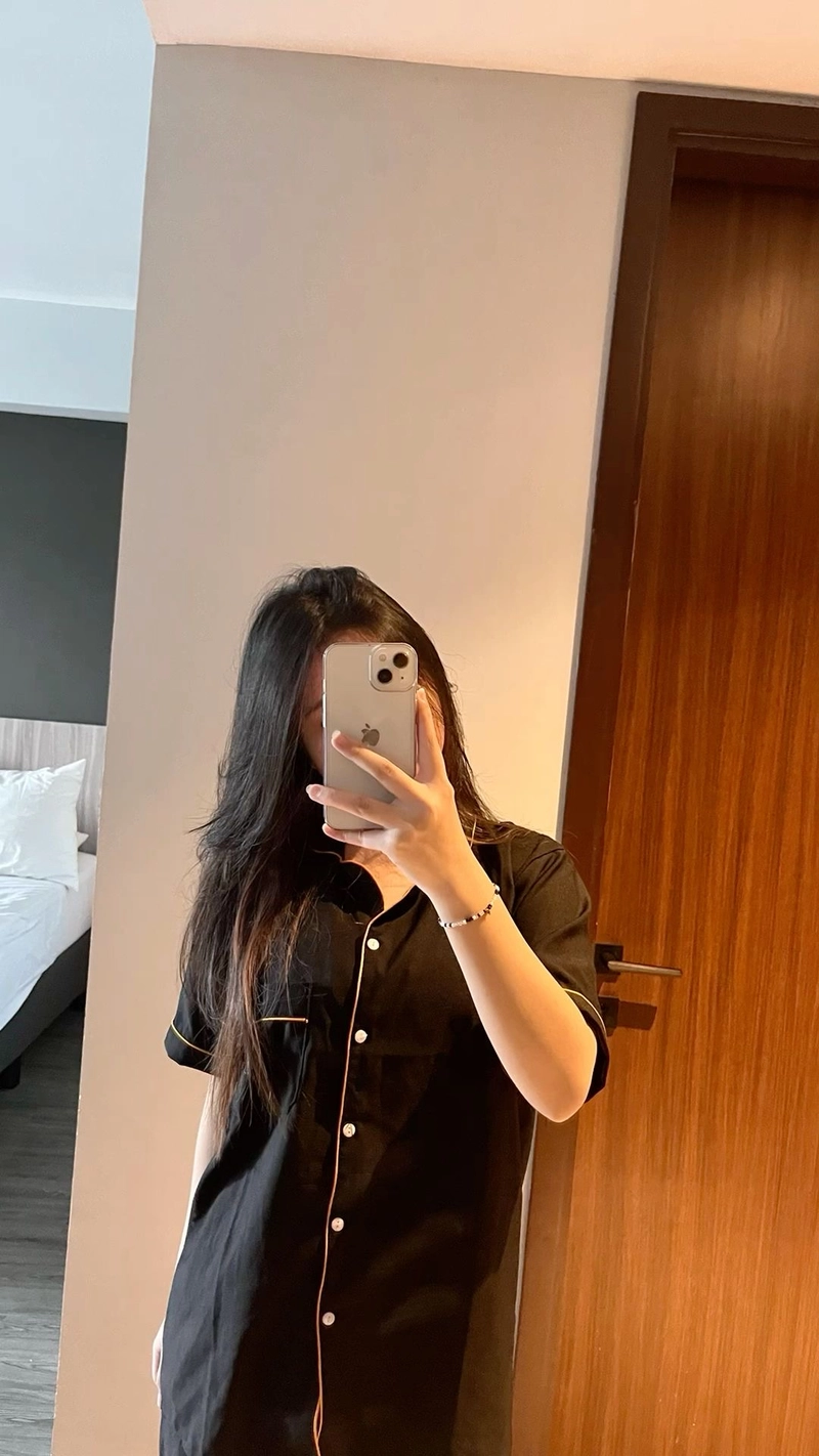 stylish black mirror selfie dp