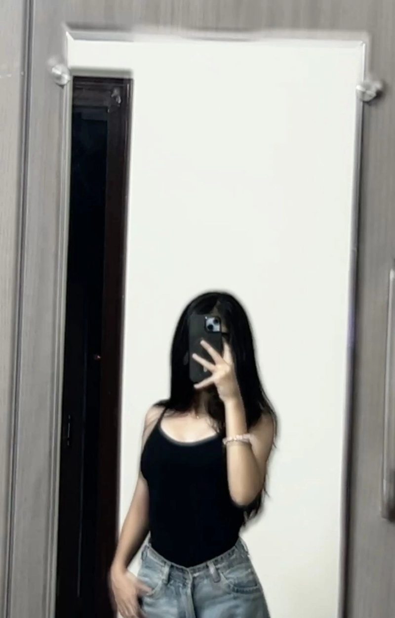 stylish black mirror selfie pic