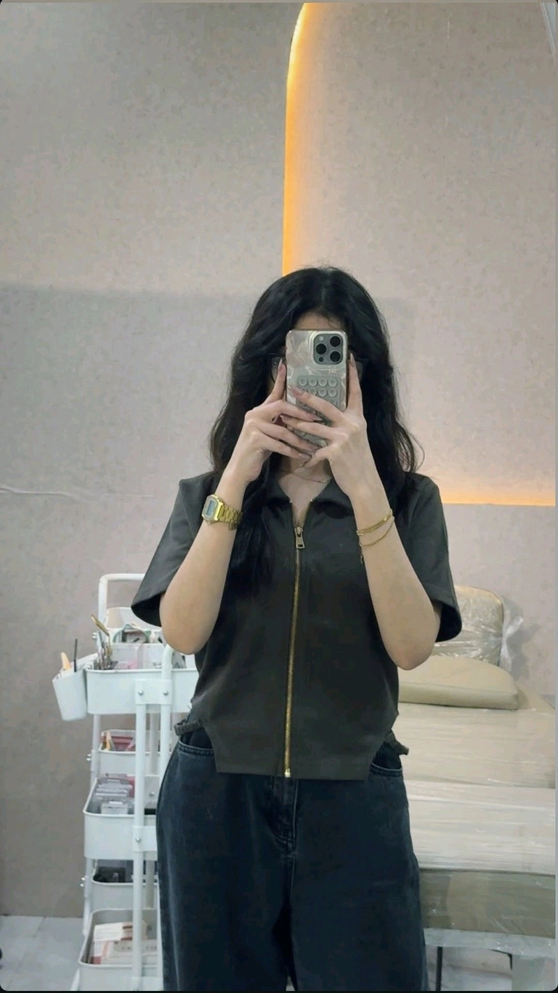 stylish girl selfie dp