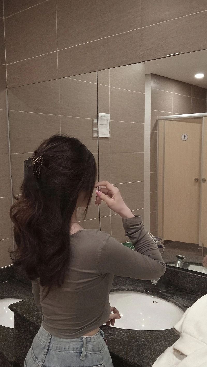 stylish mirror selfie dp