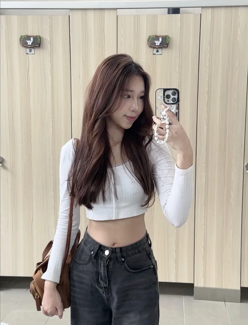 stylish mirror selfie pic