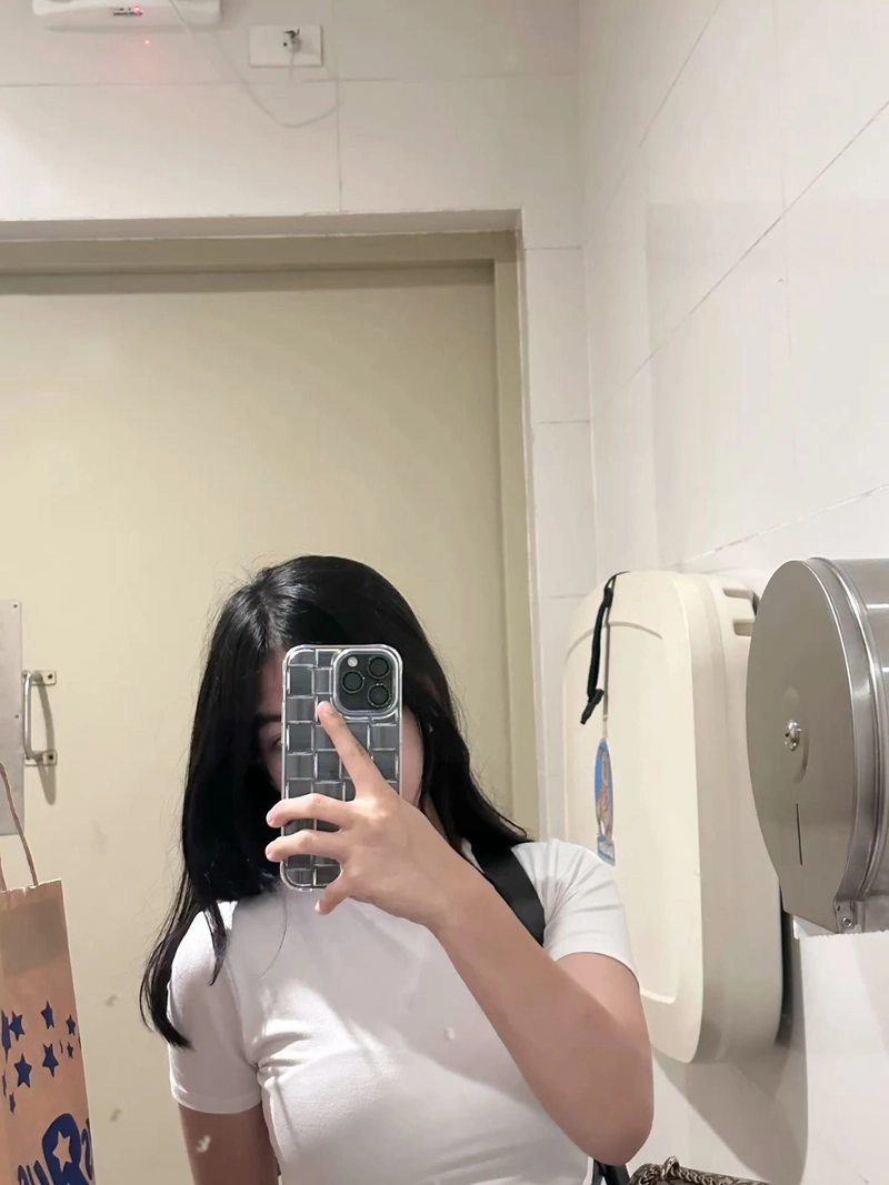 stylish mirror selfie picture