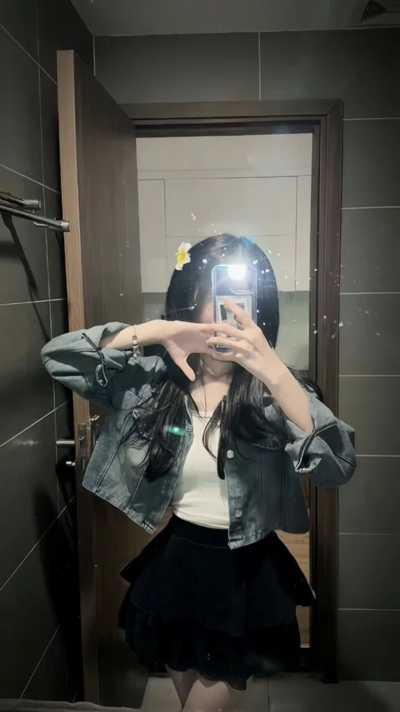 whatsapp dp mirror selfie