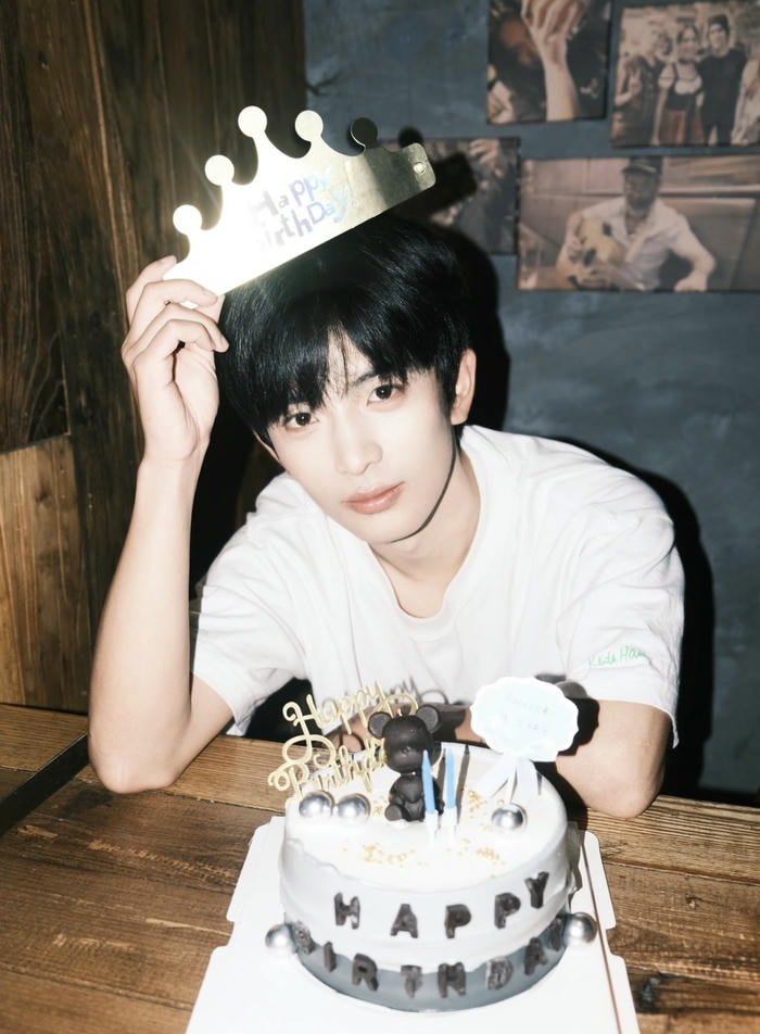 Birthday boy crown look profile pic