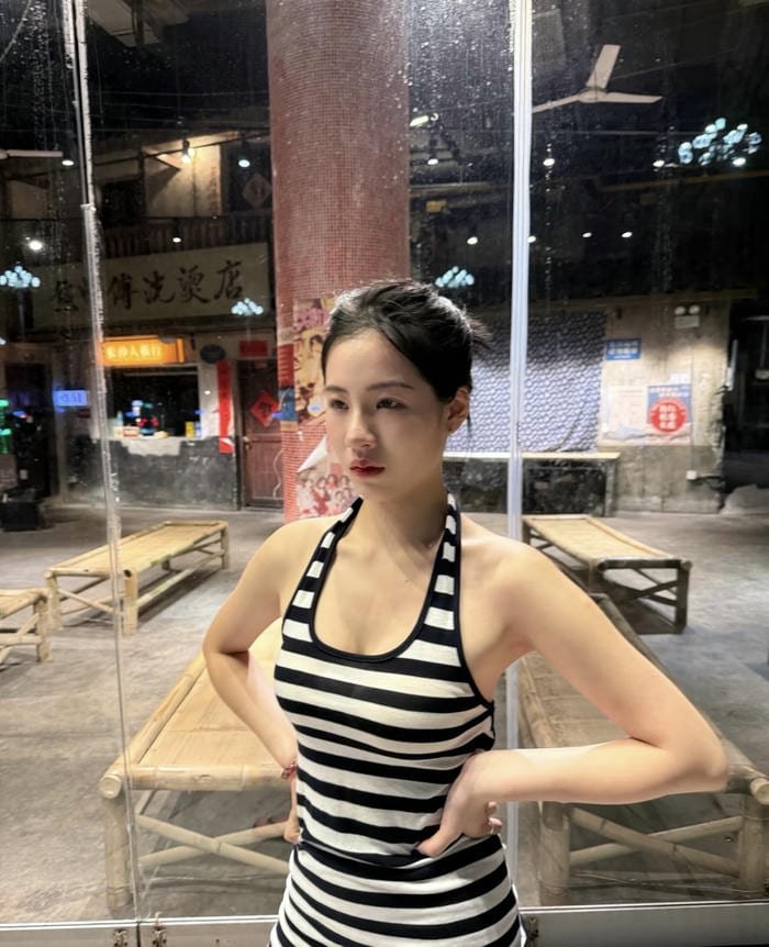 bold angry girl dp(1)