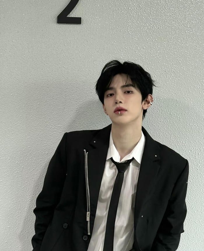 boy profile pic black