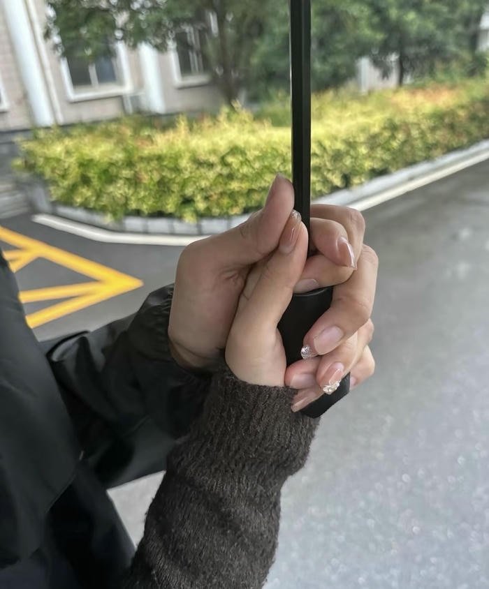 couple hand in hand dp