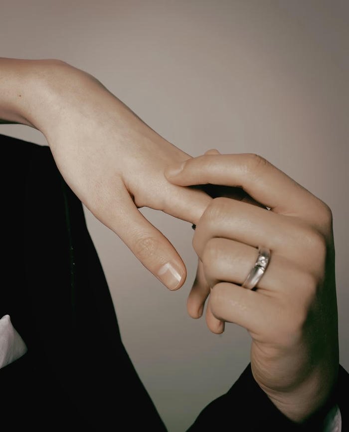 couple hand photo