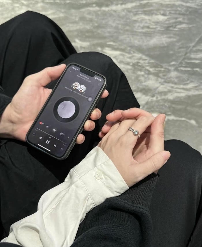 couple touching hands dp