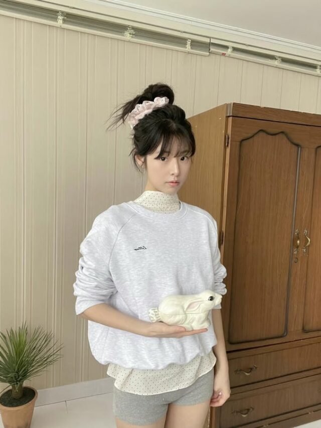 Top 187+ simple girl DP for WhatsApp cute & charming vibe