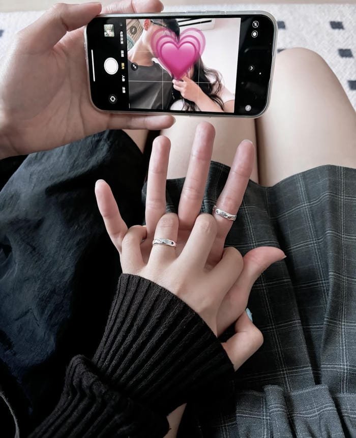 cute love hands dp