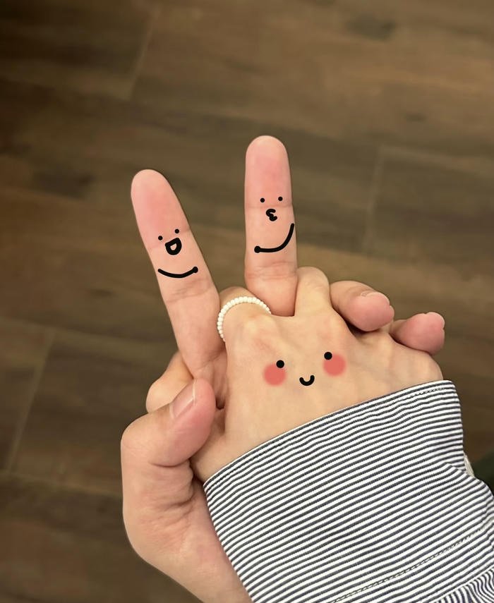 romantic couple hand pose