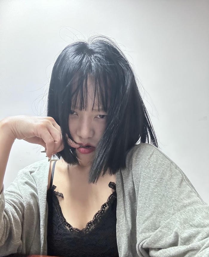 strong angry girl dp