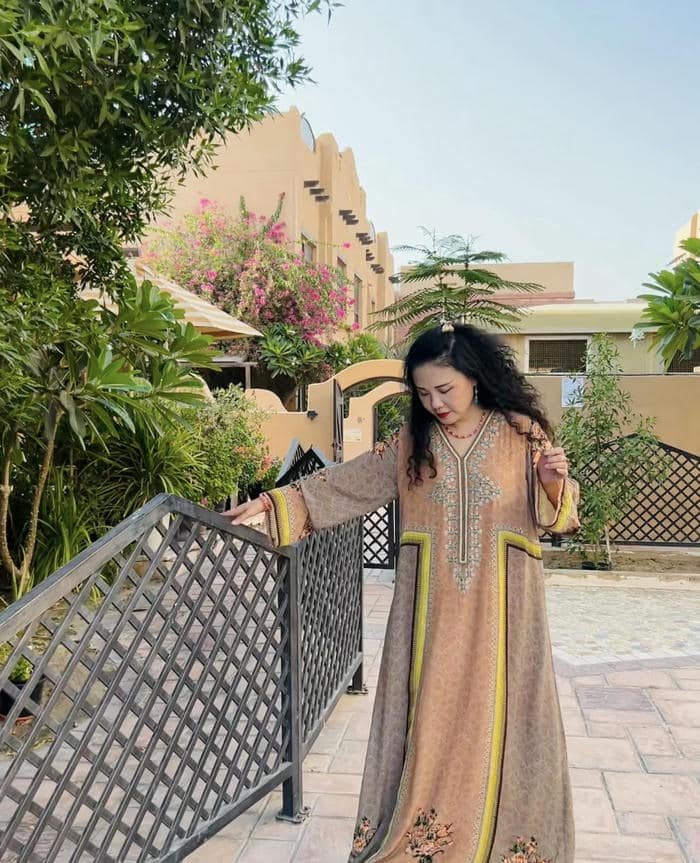 stylish abaya dp for girls