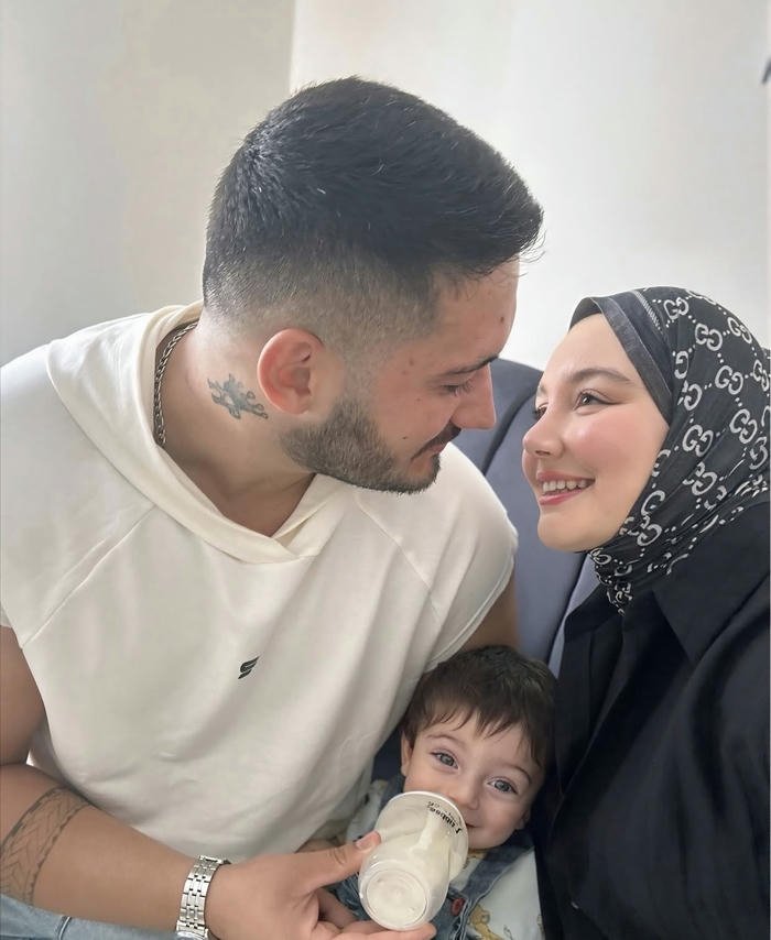 Adorable hijab couple hugging cute romantic DP for profile picture