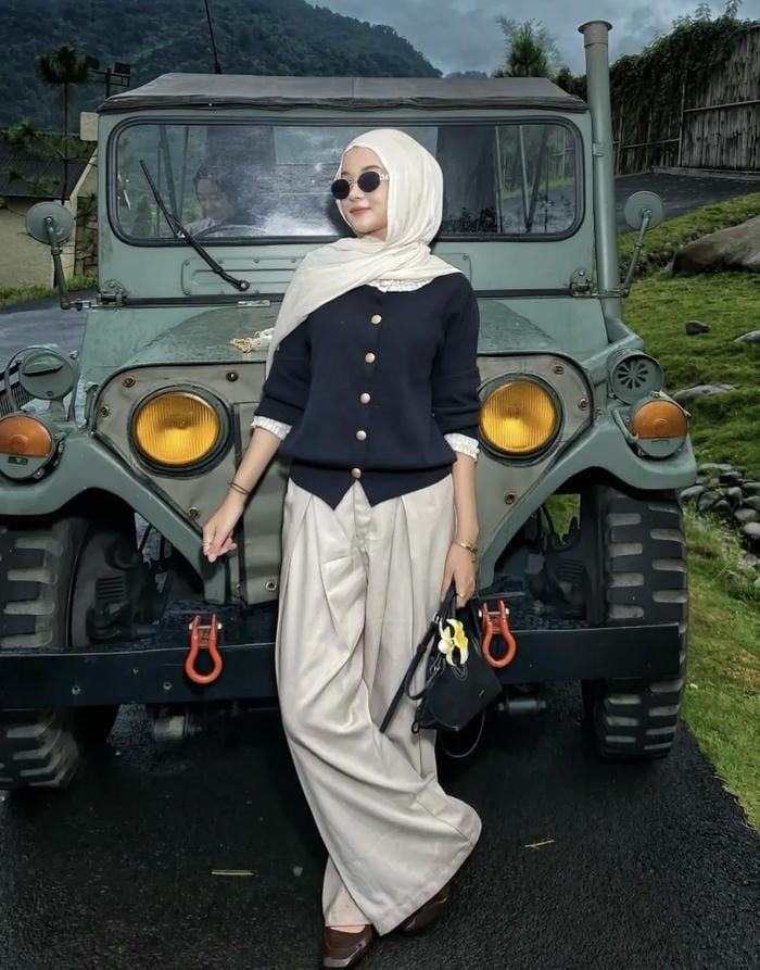 Beautiful hijab girl soft glow DP