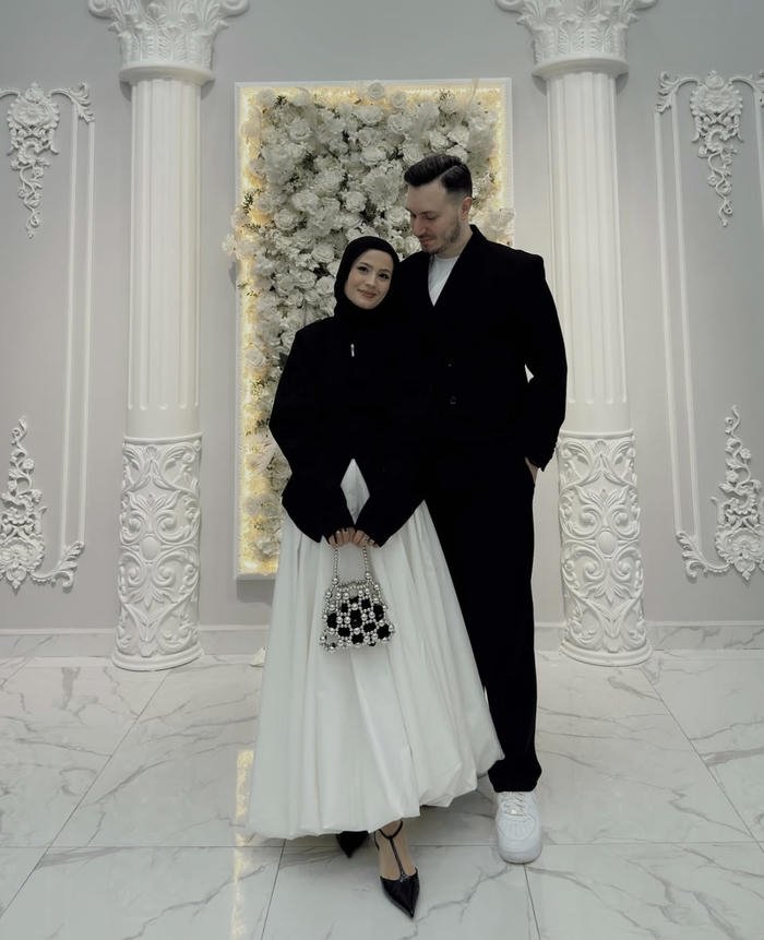 Cute hijab couple DP with sweet romantic moment for profile pictures