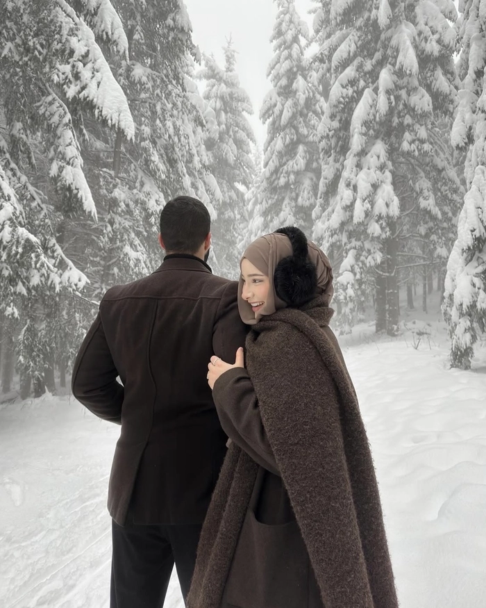 Hijab couple dp with soft romantic matching outfits