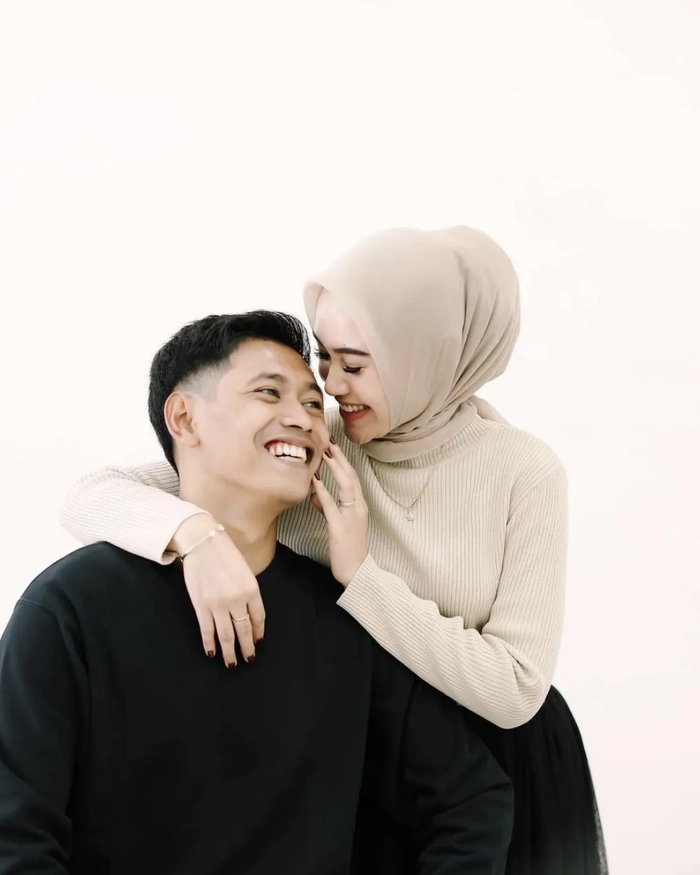 Matching hijab couple dp full of love and comfort