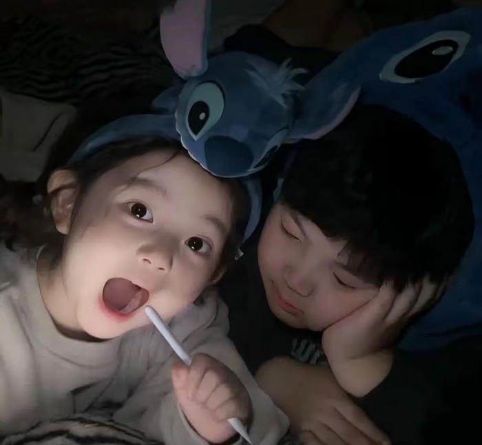 Photo baby couple dp lovely childhood bond