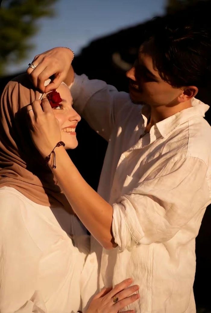 Picture hijab couple dp caring mood