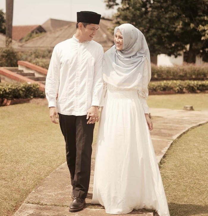 Romantic hijab couple sitting together aesthetic DP for WhatsApp profile
