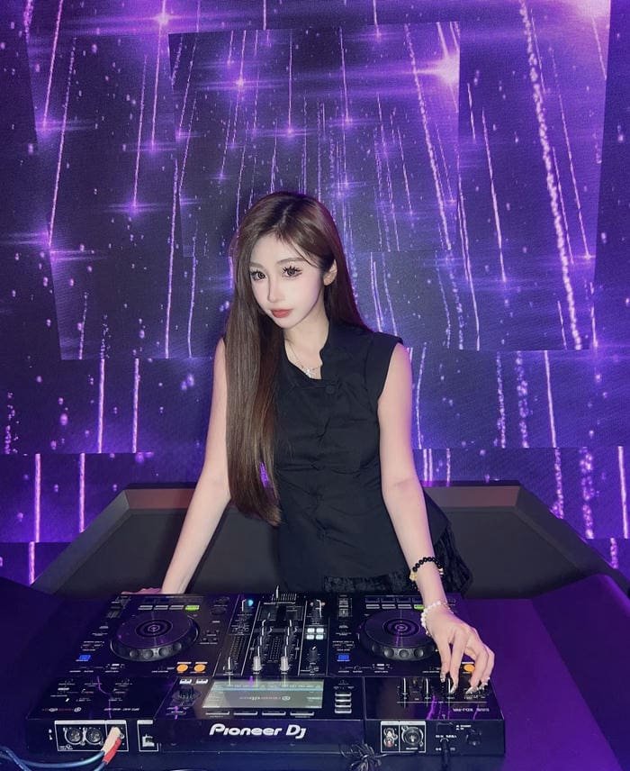 beautiful emotion in love dp for girls