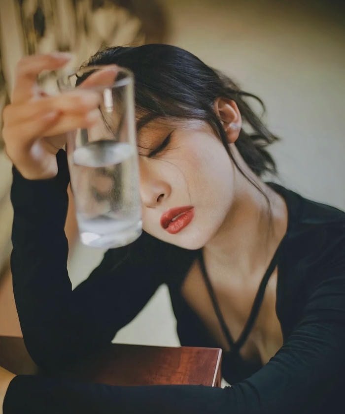 cold tone in lonely girl dp