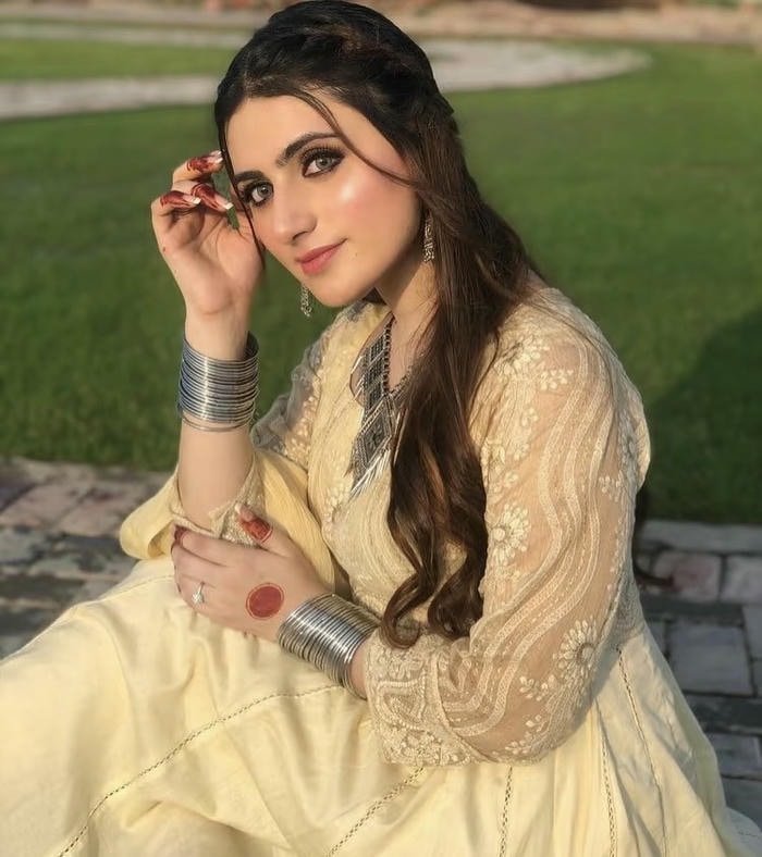 cozy look in kashmiri girls dp
