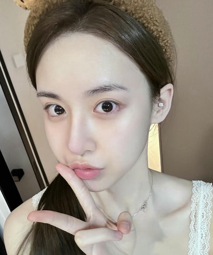 cute loving mood in love dp for girls