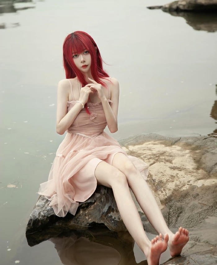 cute romantic look in love dp for girls