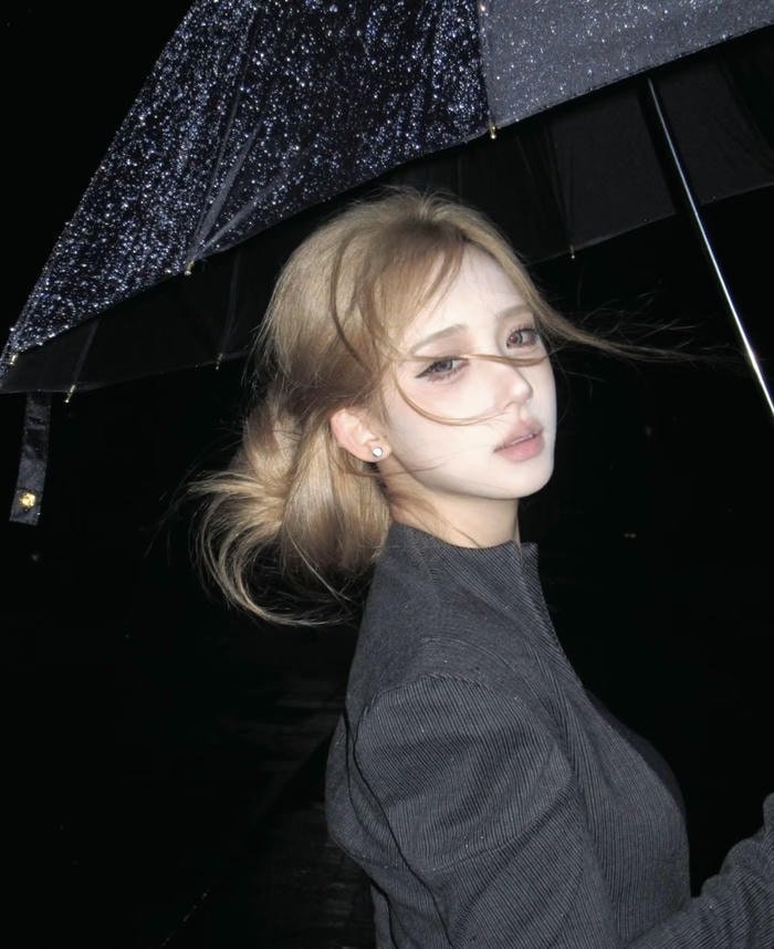 deep emotions in lonely girl dp