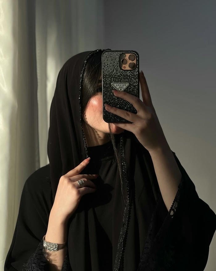 elegant look in hijab dp for girls