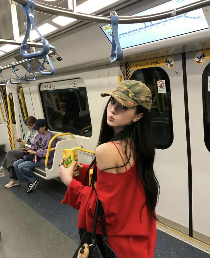 empty stare in lonely girl dp