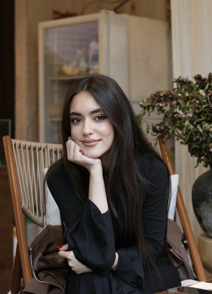 gentle sorrow in lonely girl dp