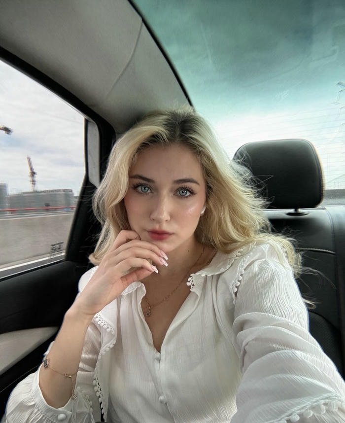 lonely moment in lonely girl dp