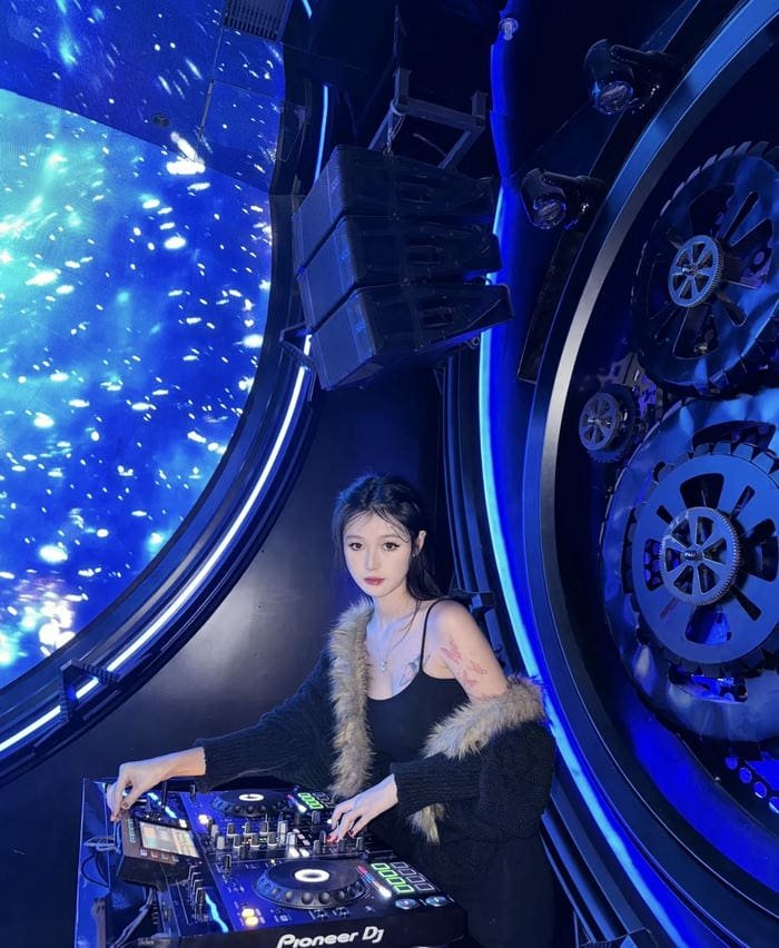 lovely charm in love dp for girls