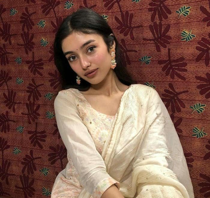 lovely expression in indian girl dp