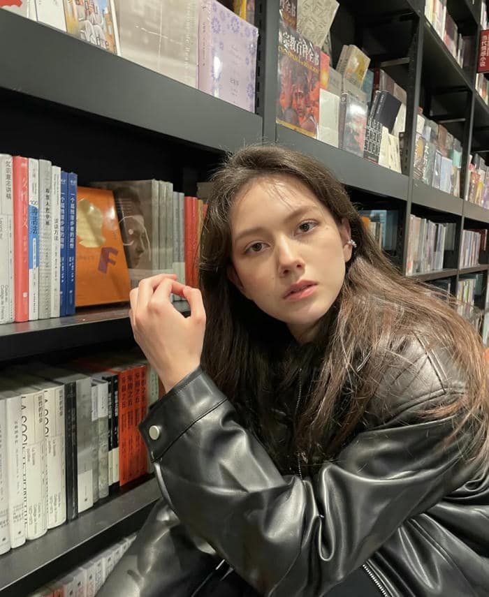 moody stillness in lonely girl dp