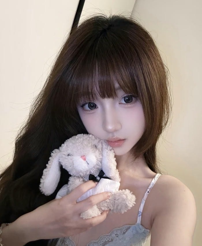 moody vibe in lonely girl dp